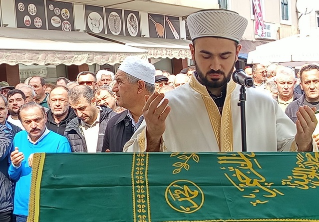 İstanbul'da kuryeye çarpan otomobilin öldürdüğü genç Beşikdüzü'nde defnedildi