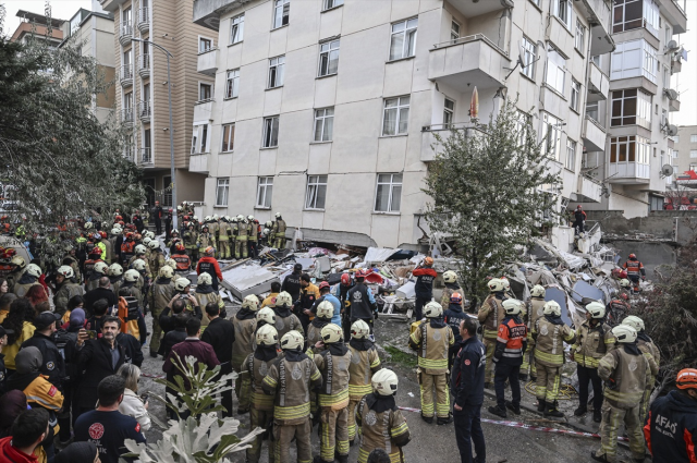 İstanbul'da 7 katlı binanın çökme anı kamerada