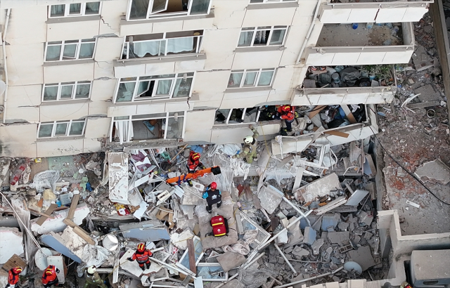 İstanbul'da çöken binada 1 kişi hayatını kaybetti, 3 kişi aranıyor