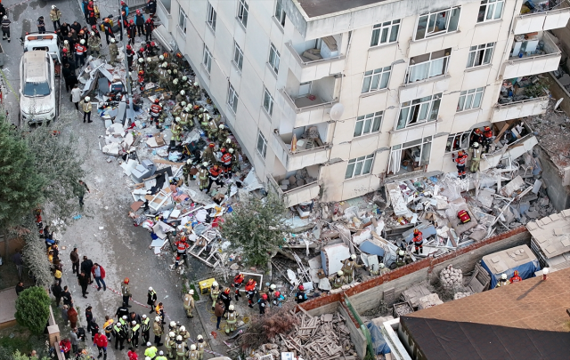 İstanbul'da çöken binada 1 kişi hayatını kaybetti, 3 kişi aranıyor
