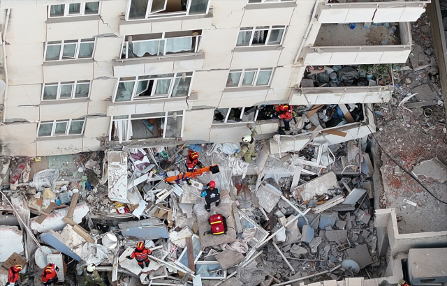 İstanbul'da çöken binada 1 kişi hayatını kaybetti, 3 kişi aranıyor