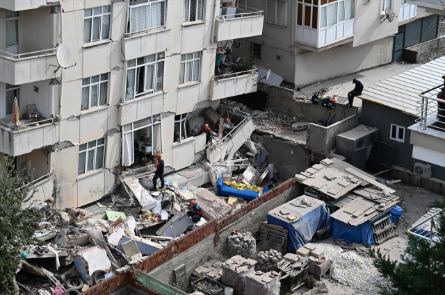 İstanbul'da çöken binanın mimarı ve şantiye şefi gözaltına alındı! Enkazdaki 3 kişi aranıyor