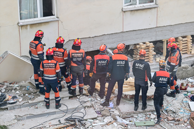 İstanbul'da çöken binanın mimarı ve şantiye şefi gözaltına alındı! Enkazdaki 3 kişi aranıyor