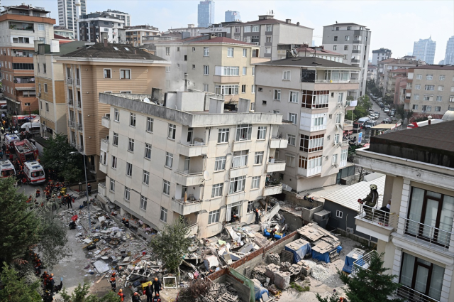 İstanbul'da çöken binanın mimarı ve şantiye şefi gözaltına alındı! Enkazdaki 3 kişi aranıyor