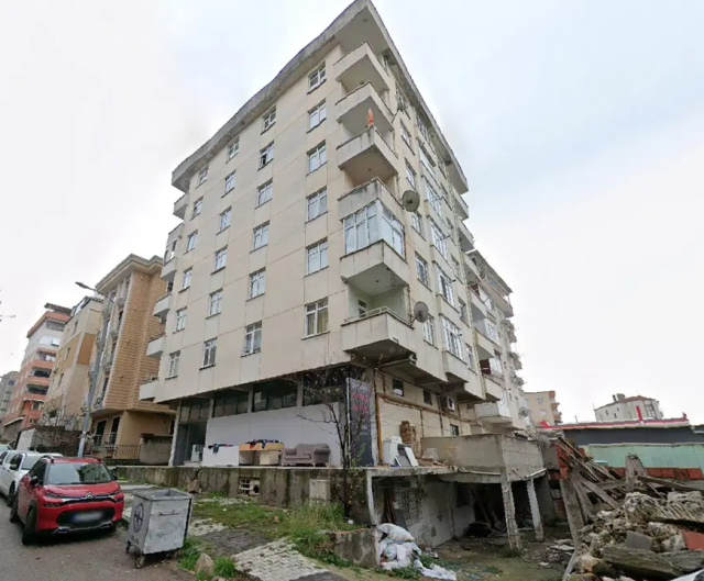 İstanbul'da çöken binanın mimarı ve şantiye şefi gözaltına alındı! Enkazdaki 3 kişi aranıyor