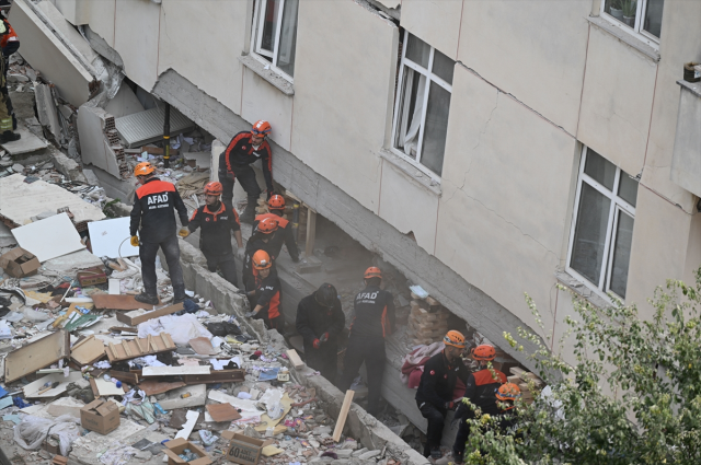 İstanbul'da çöken binanın mimarı ve şantiye şefi gözaltına alındı! Enkazdaki 3 kişi aranıyor
