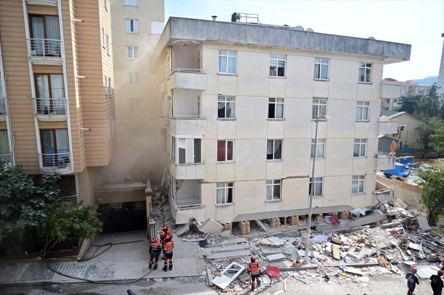 İstanbul'da çöken binanın mimarı ve şantiye şefi gözaltına alındı! Enkazdaki 3 kişi aranıyor