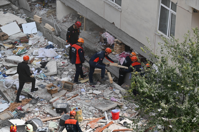 İstanbul'da çöken binanın mimarı ve şantiye şefi gözaltına alındı! Enkazdaki 3 kişi aranıyor