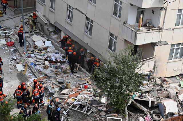 İstanbul'da çöken binanın mimarı ve şantiye şefi gözaltına alındı! Enkazdaki 3 kişi aranıyor