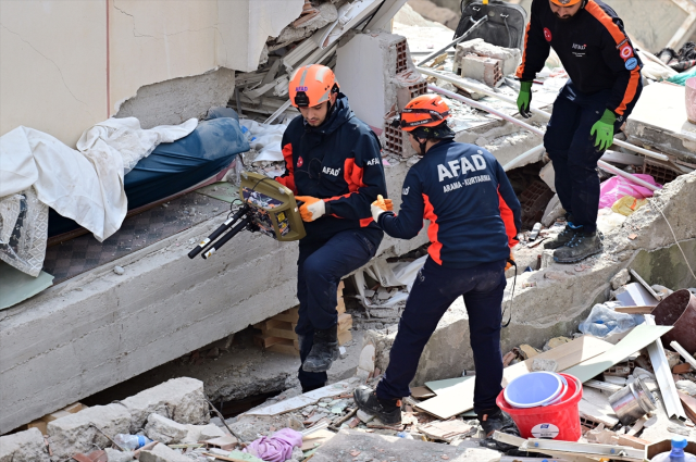 İstanbul'da çöken binanın mimarı ve şantiye şefi gözaltına alındı! Enkazdaki 3 kişi aranıyor