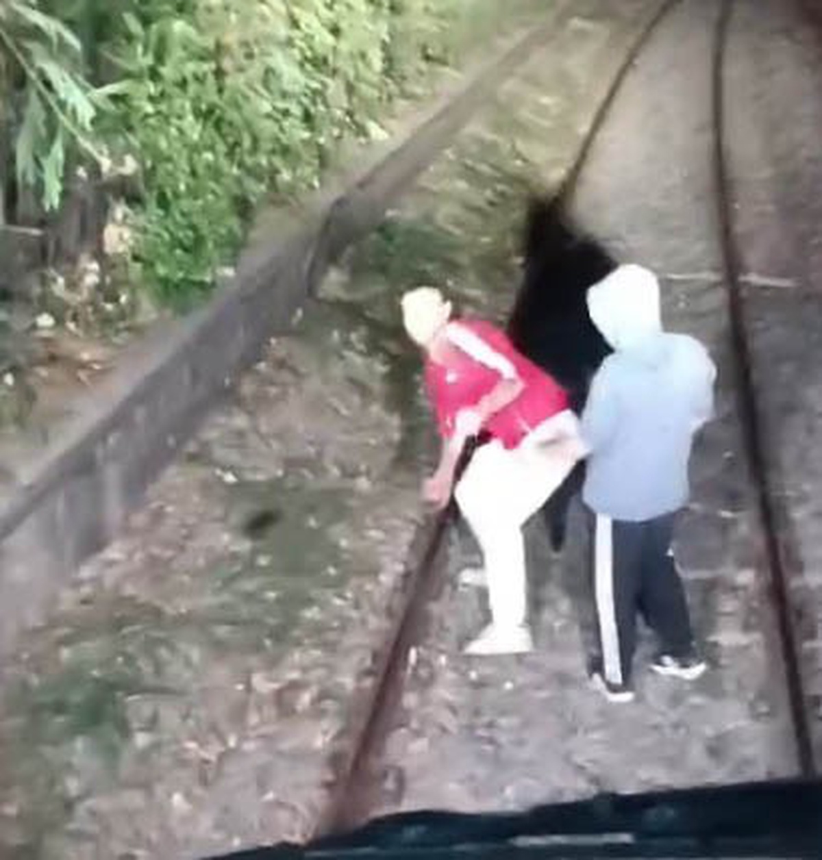 İzmir Alsancak\'ta trene binemedikleri için taş atan 2 kişi aranıyor