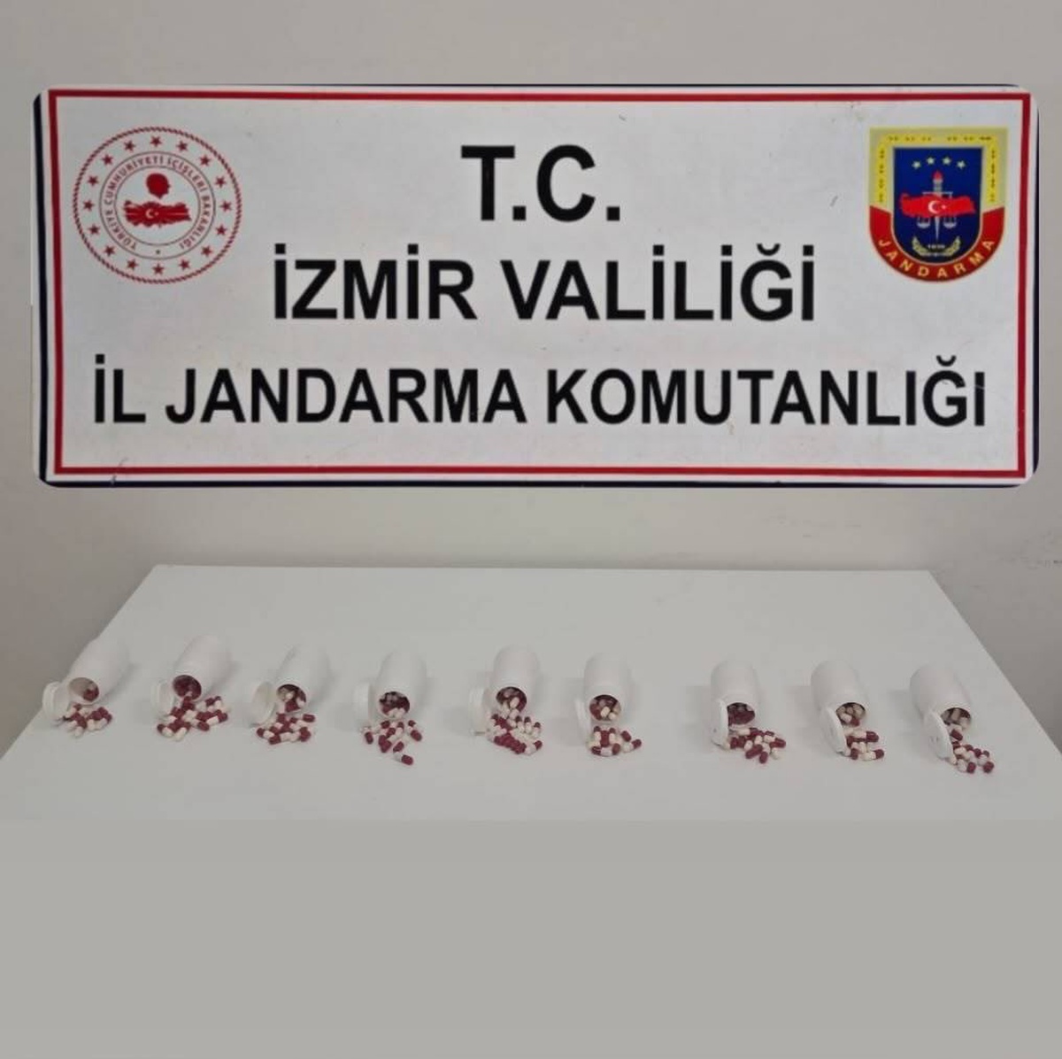 İzmir Seferihisar\'da uyuşturucu operasyonunda 563 sentetik hap ele geçirildi