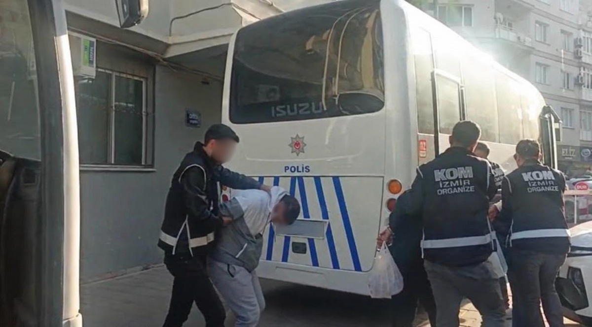 İzmir Konak\'ta kundaklama yapan Sercan Sayal örgütü üyesi 5 kişiden 4\'ü tutuklandı