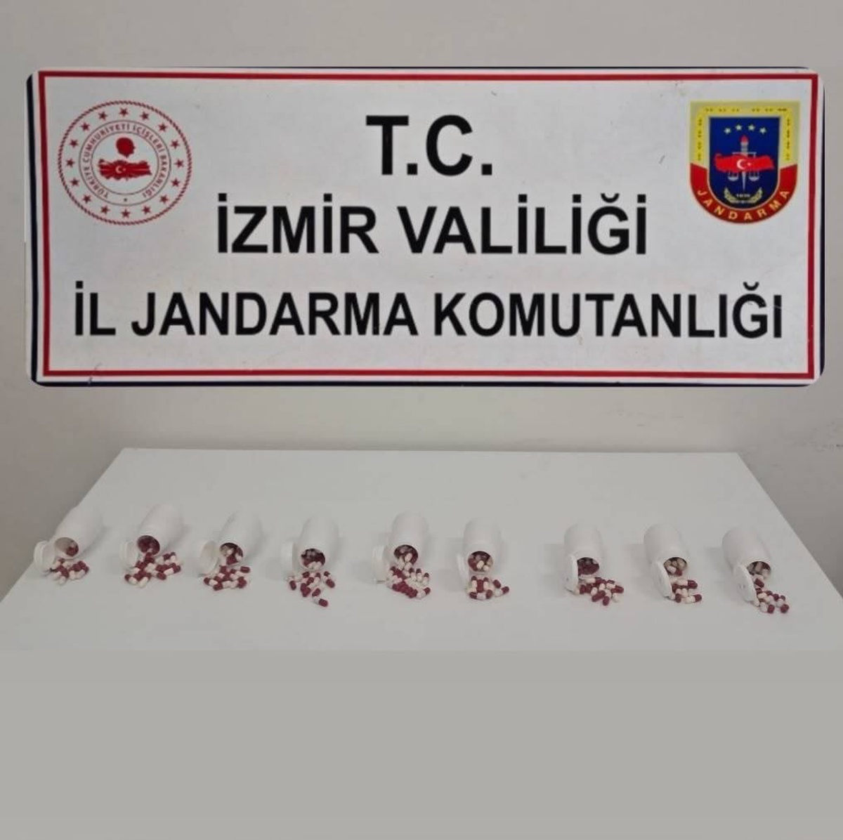 Jandarma İzmir Seferihisar\'da 563 uyuşturucu hap ele geçirdi, 2 kişi tutuklandı