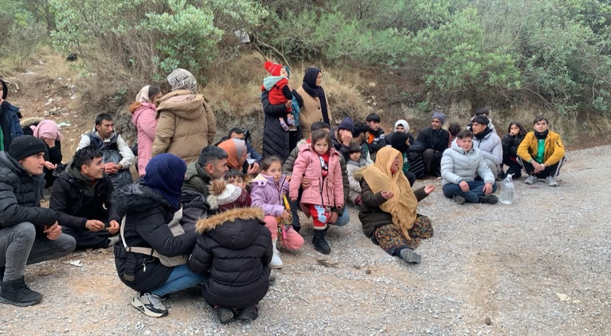 İzmir Seferihisar\'da 37 düzensiz göçmeni taşıyan sürücü tutuklandı