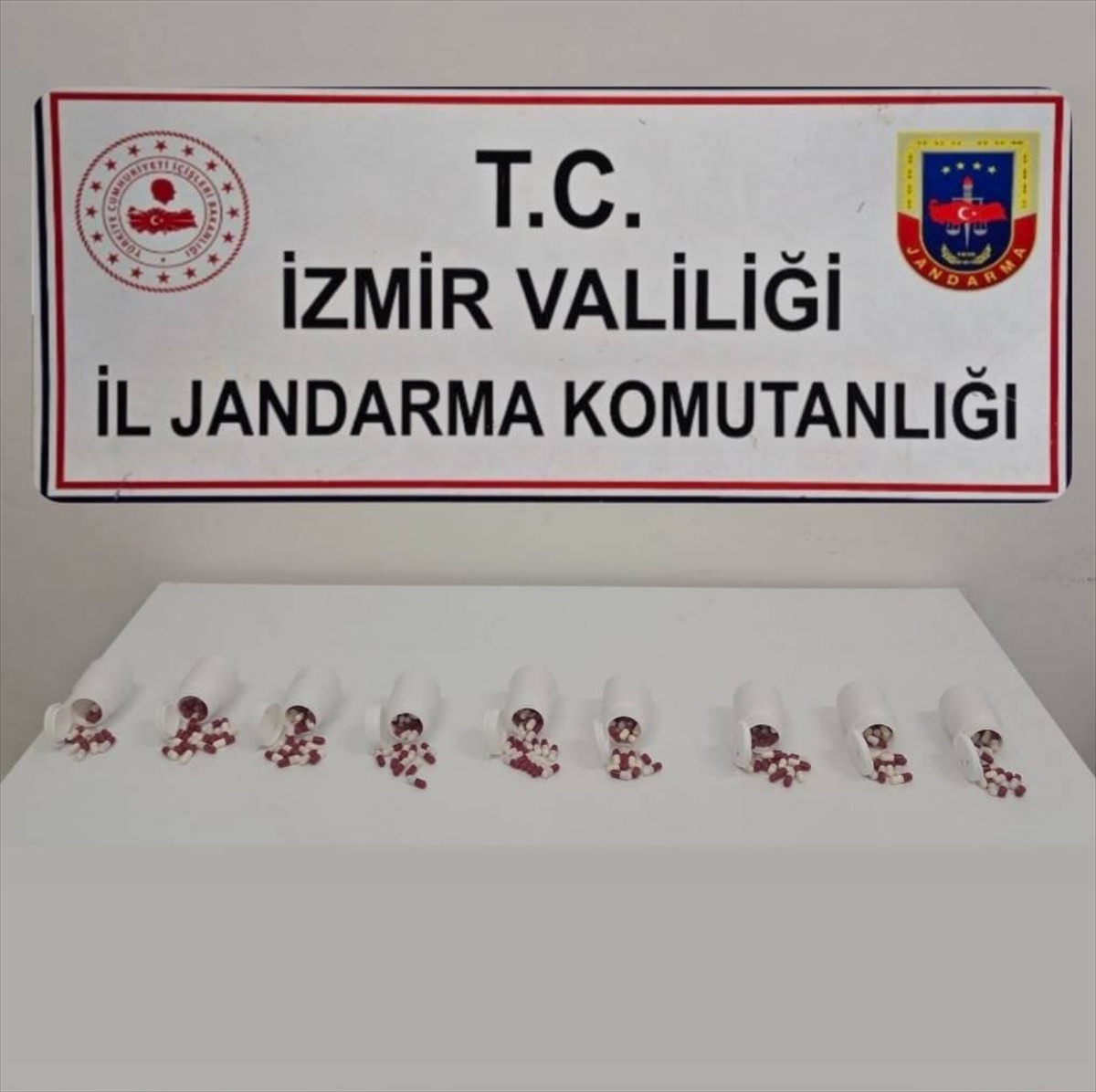 İzmir Seferihisar\'da operasyonda 563 uyuşturucu hap ele geçirildi, 2 zanlı tutuklandı