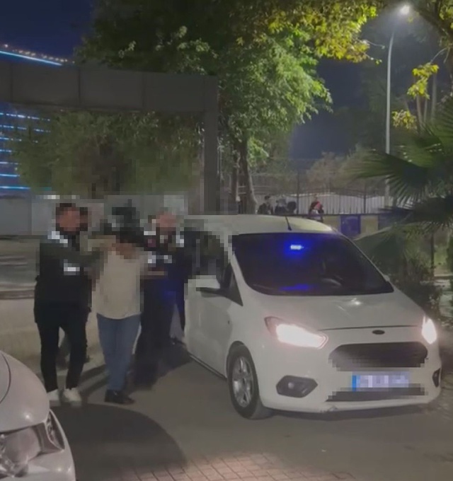 Kadıköy'de silah sesleri yükseldi! <a class='keyword-sd' href='/polis/' title='Polis'>Polis</a> son anda ikna etti