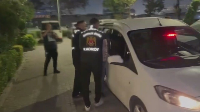 Kadıköy'de silah sesleri yükseldi! Polis son anda ikna etti