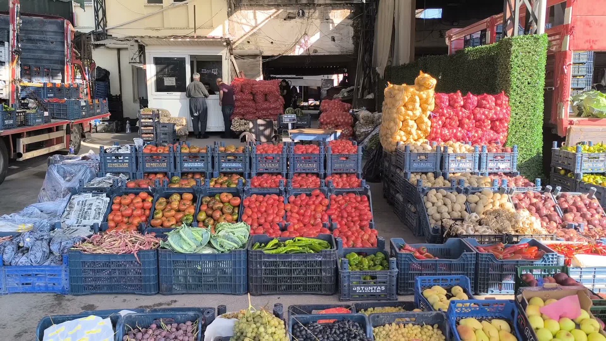 Kadirli\'de hal esnafı korsan satış ve denetimsizlikten satış yapamadığını iddia etti