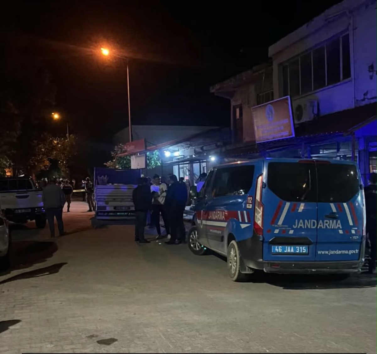 Kavga eden akrabalarını ayırmak isteyen polis memuru canından oldu