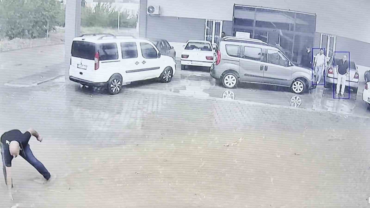Kahta\'da belediye çalışanı sel sularına kapılan civcivi kurtarıp hayata döndürdü