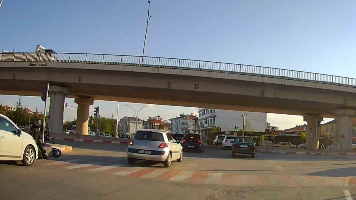 Karaman\'da otomobil, kırmızı ışıkta duran motosiklete çarptı; polis memuru yaralandı.