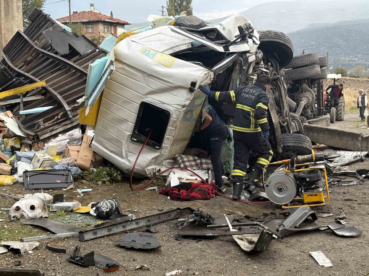 Tosya\'da kontrolden çıkan kargo kamyonu bariyerleri kırıp 25 metre aşağı düştü