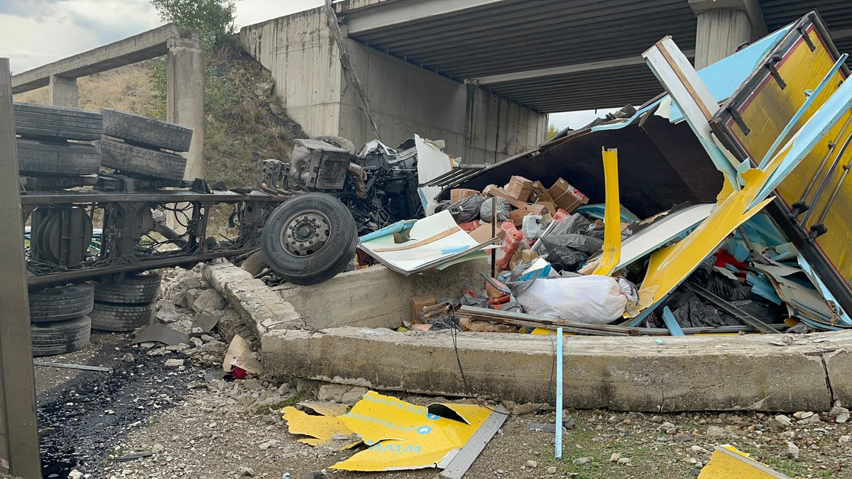 Kastamonu Tosya\'da kargo kamyonu köprüden yaklaşık 25 metre düştü, 2 kişi yaralandı