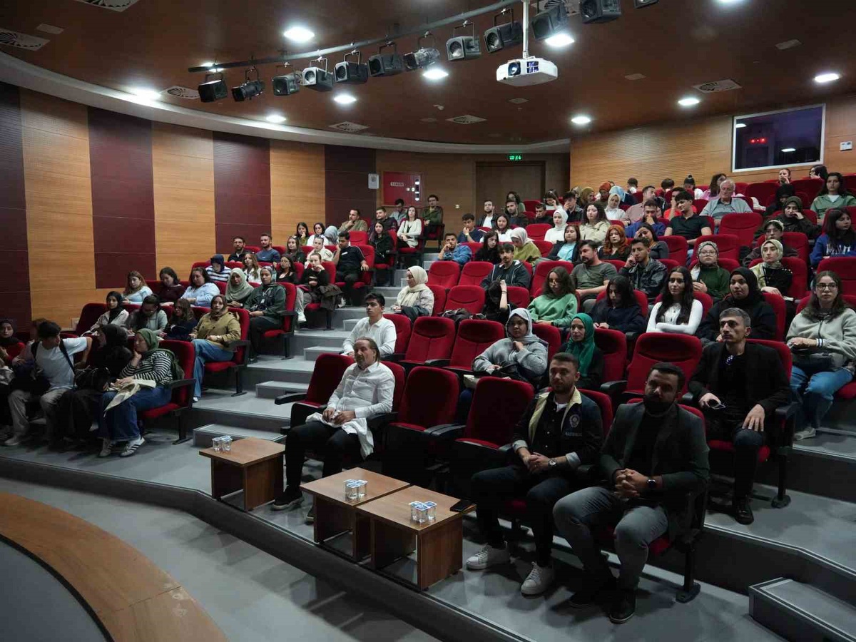 Polis, Kastamonu Üniversitesi panelinde öğrencileri siber suç ve şantaja karşı uyardı