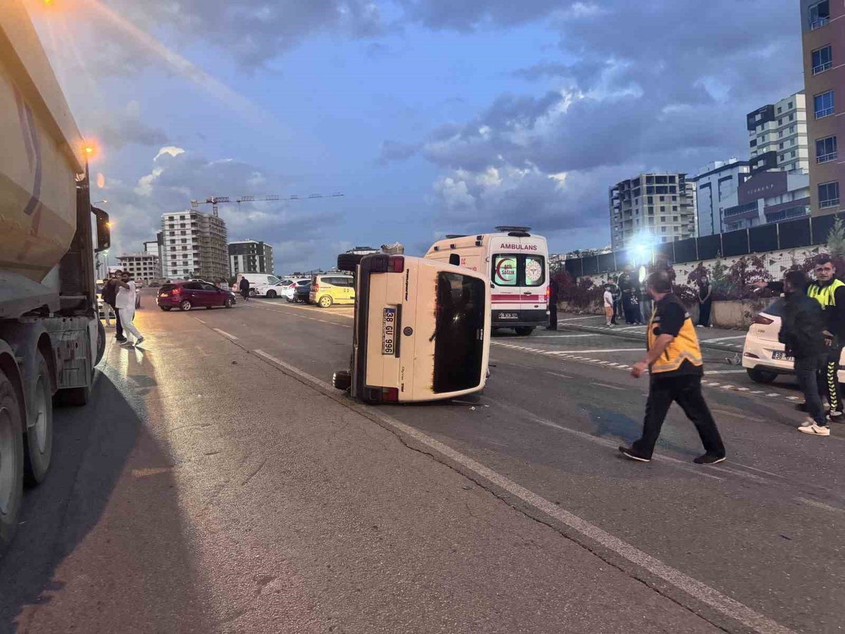 Kayseri Melikgazi\'de otomobile çarpan minibüs yan yattı, 1 kişi yaralandı