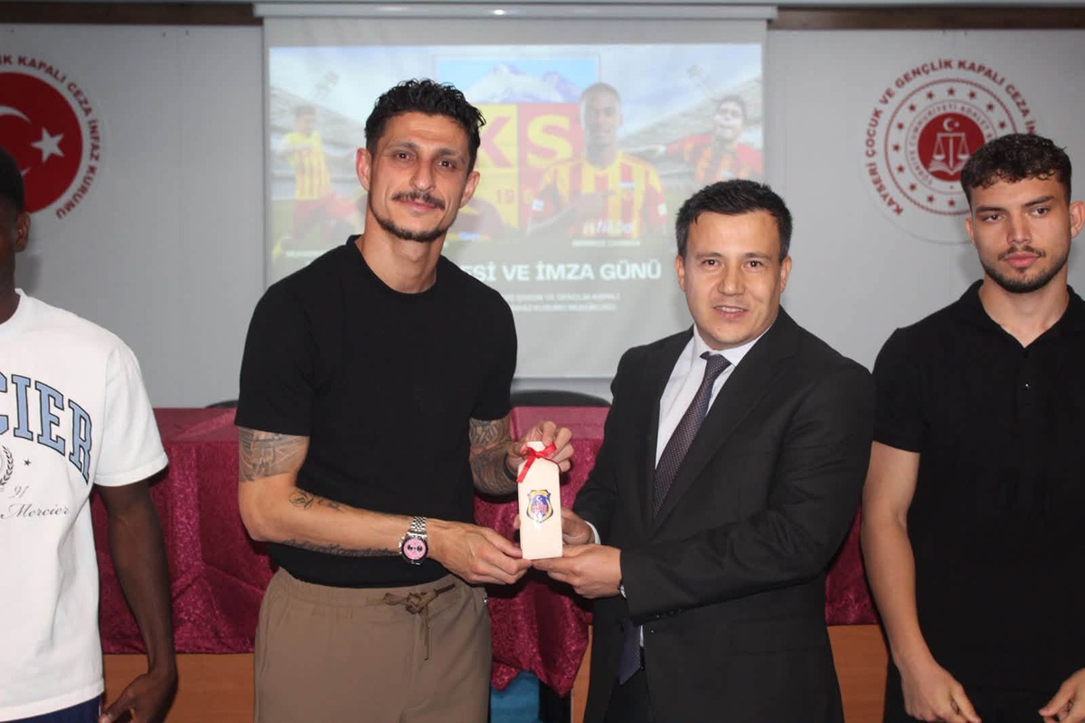 Kayserisporlu futbolcular Bünyan\'daki çocuk cezaevini ziyaret etti
