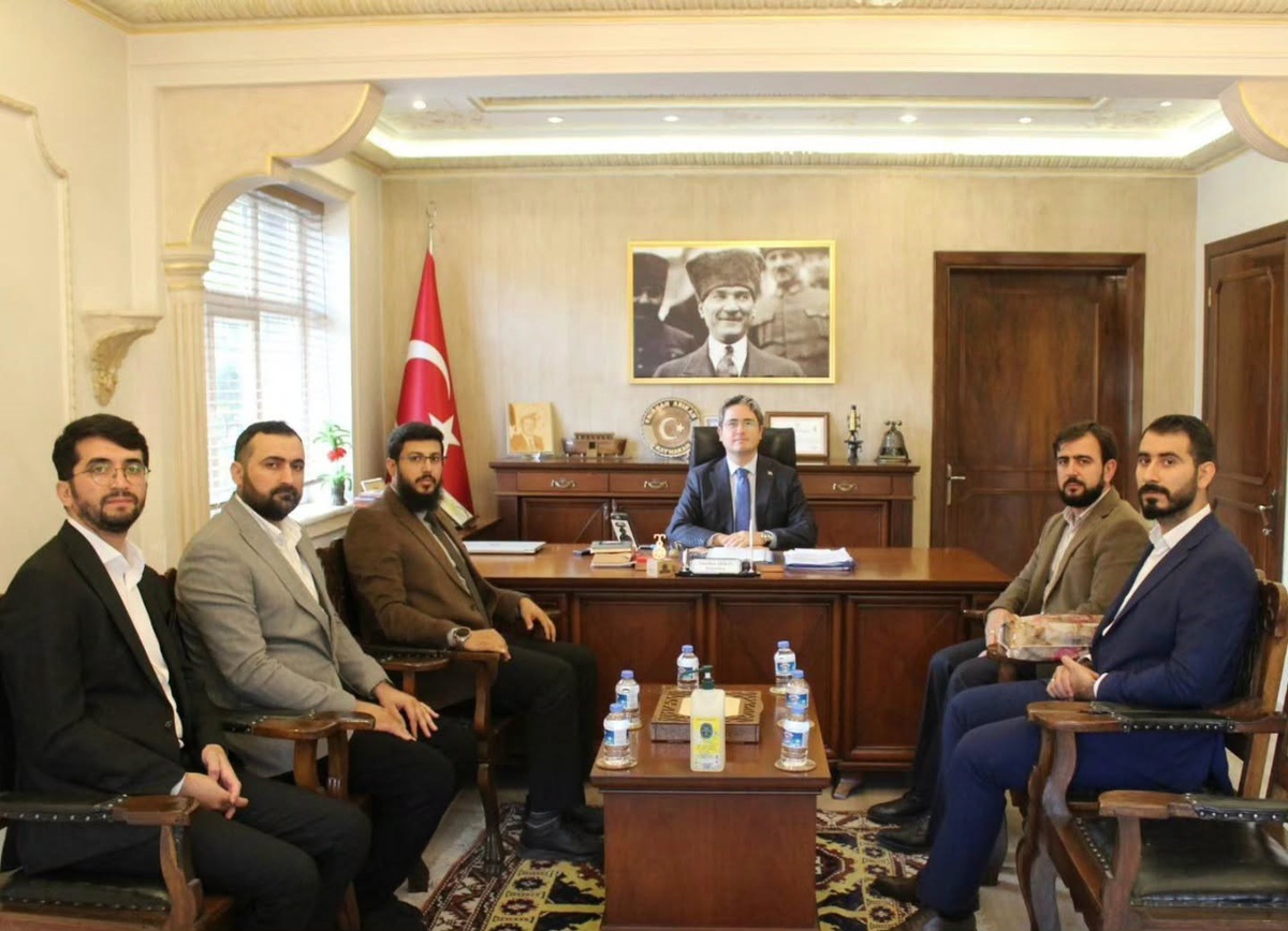 Kemaliye\'de İlçe Müftüsü Çolak, Kaymakam Arıkan\'a Eğin kapı tokmağı takdim etti