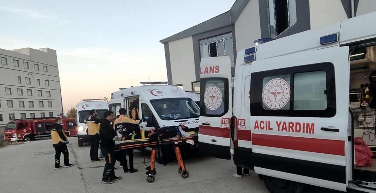 Edirne Keşan\'da polisten kaçan minibüs duvara çarptı, 5 kaçak göçmen yaralandı