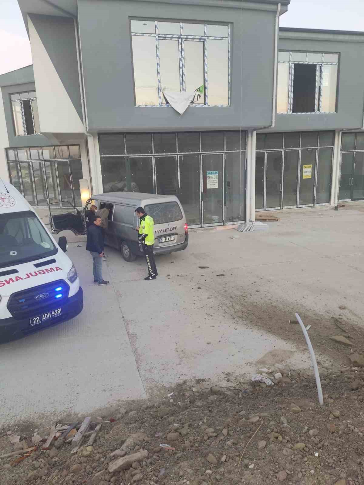 Keşan\'da polisten kaçan kamyonet iş yerine çarptı, 5 yaralı, sürücü araçta yok