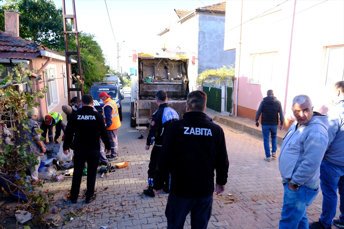Kırklareli\'nde kötü koku ihbarı yapılan evden 8 kamyon atık taşındı