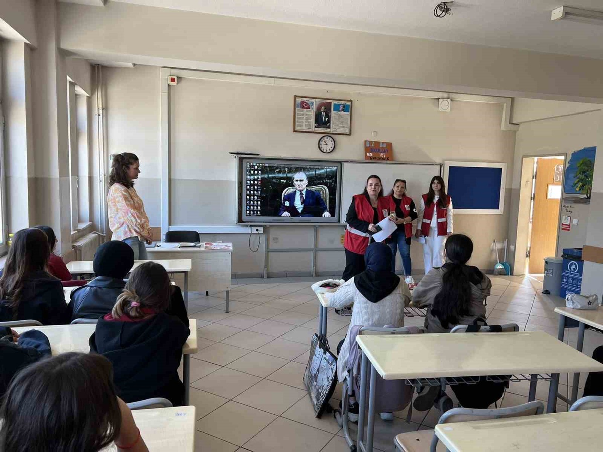 Düzce\'de Kızılay Kadın Kolları lise öğrencilerine gönüllülüğü anlattı