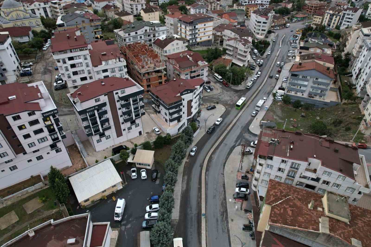 Kocaeli Büyükşehir Belediyesi, Çayırova\'daki Uğur Mumcu Caddesi\'ni 170 milyon lirayla yeniledi