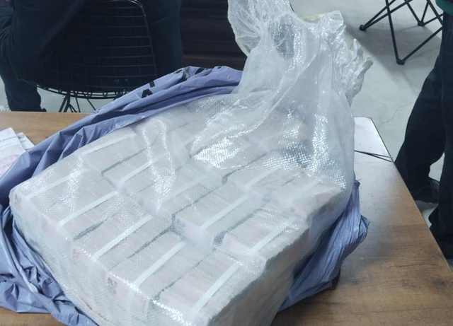 Pendik'te bir evin bodrumundan çuvallar dolusu para çıktı