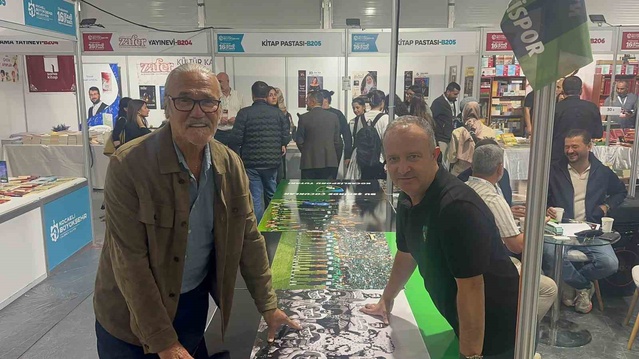 Kocaelisporlu Kamil Öztezer, kitap fuarında 46 yıl önceki fotoğrafını imzaladı.