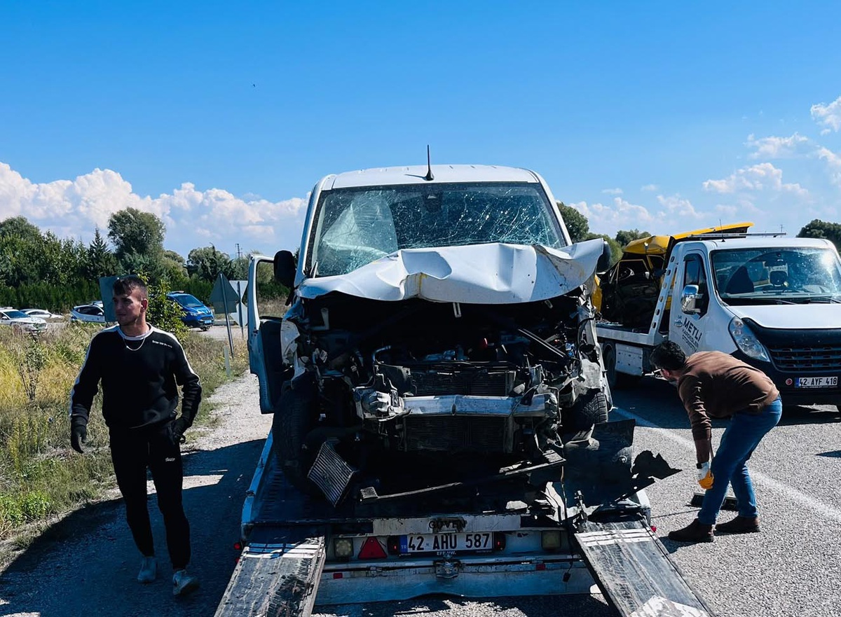 Konya Beyşehir\'de otomobil hurdaya döndü, aynı aileden 3 kişi öldü, 1 kişi yaralandı