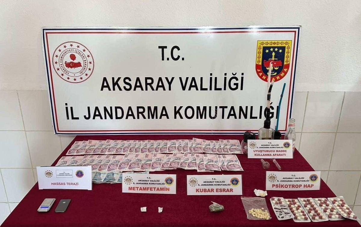 Jandarma Aksaray\'da durdurduğu araçta uyuşturucu ele geçirdi, 2 şüpheli tutuklandı