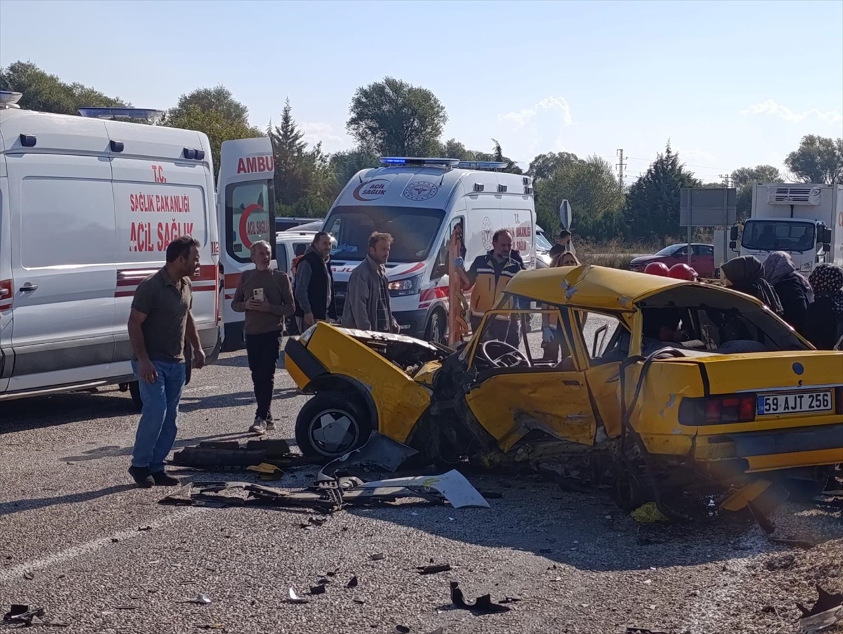 Konya Hüyük\'te iki aracın çarpıştığı kazada 2 kişi öldü, 2 kişi yaralandı