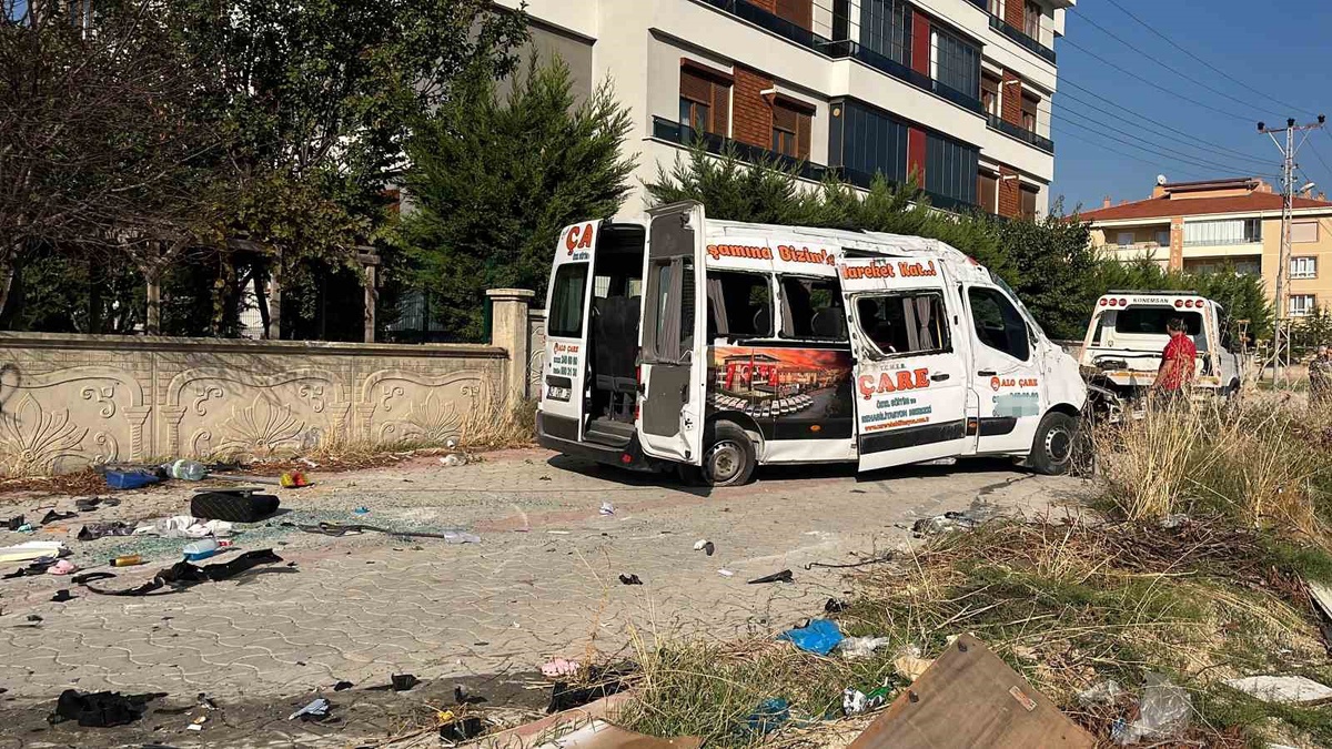 Konya\'da rehabilitasyon servisi minibüsü otomobille çarpıştı, 8\'i çocuk 9 yaralı