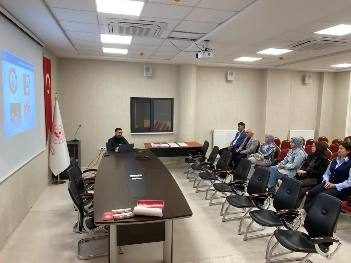Kütahya Aile ve Sosyal Hizmetler, Altıntaş\'ta okul idarecilerine destek modelini anlattı