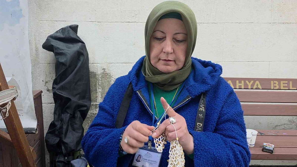 Kütahya\'da 40 yıllık örgü deneyimini yeni tasarımlara taşıyan Helvacıoğlu stant açtı