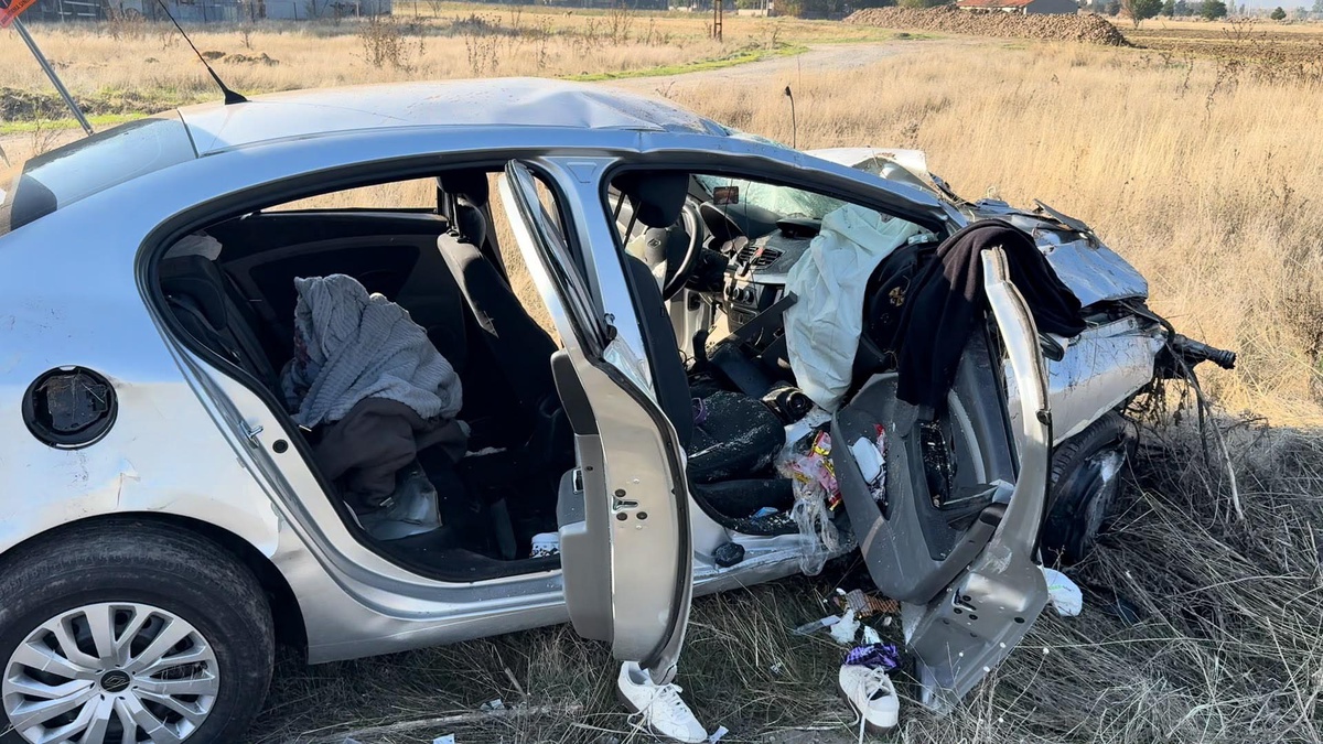 Kütahya-Tavşanlı yolunda takla atan otomobilde 3 kişi yaralandı, biri ağır