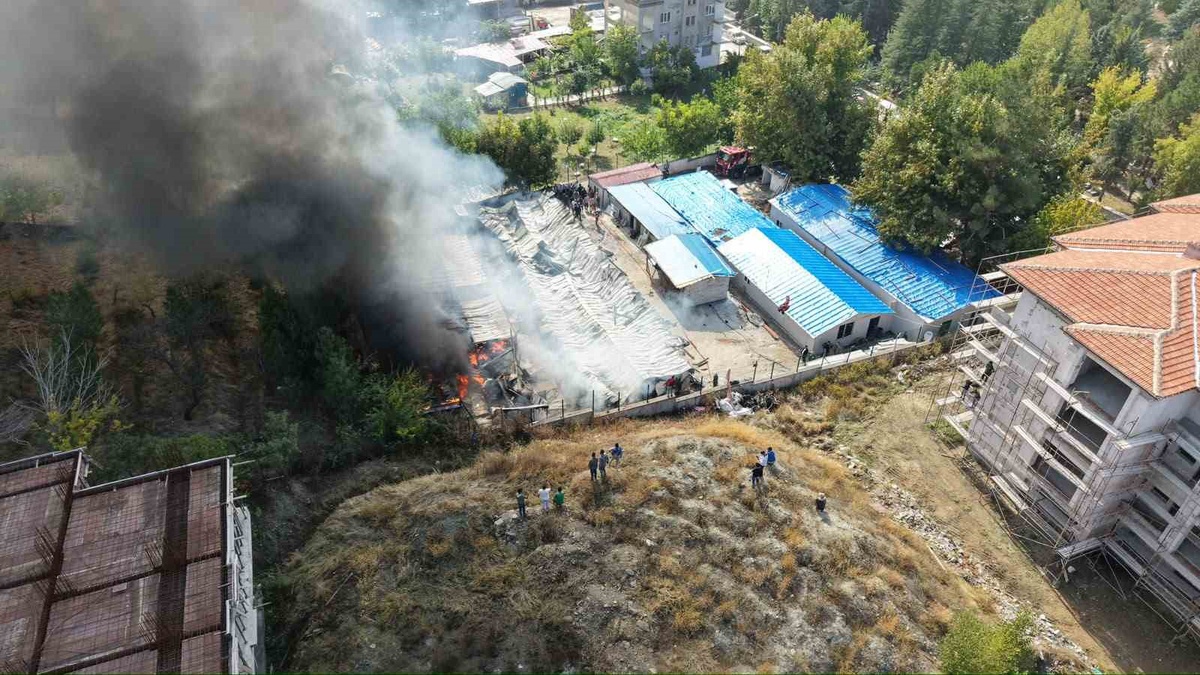 Malatya Yeşilyurt\'ta şantiye konteynerlerindeki yangın söndürüldü, 30 konteyner zarar gördü