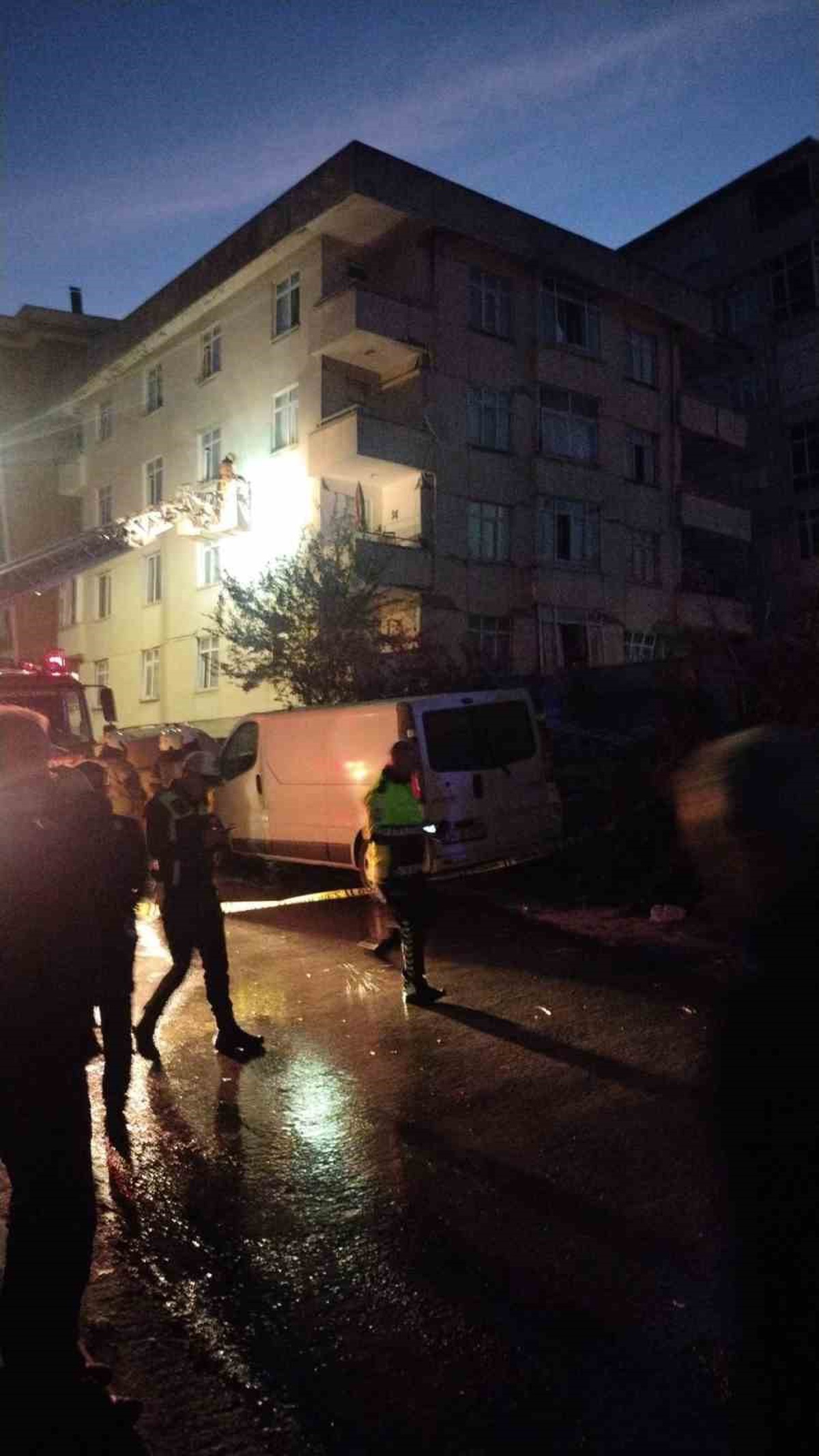 Maltepe Cevizli\'deki binada çökme oldu, mahsur kalanlar tahliye ediliyor