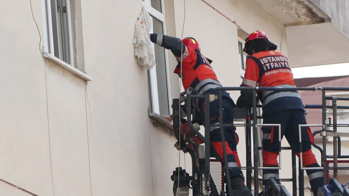 Maltepe\'de 7 katlı binanın alt 3 katı çöktü, 2 kişi öldü, 3\'ü çocuk 10 kişi yaralandı
