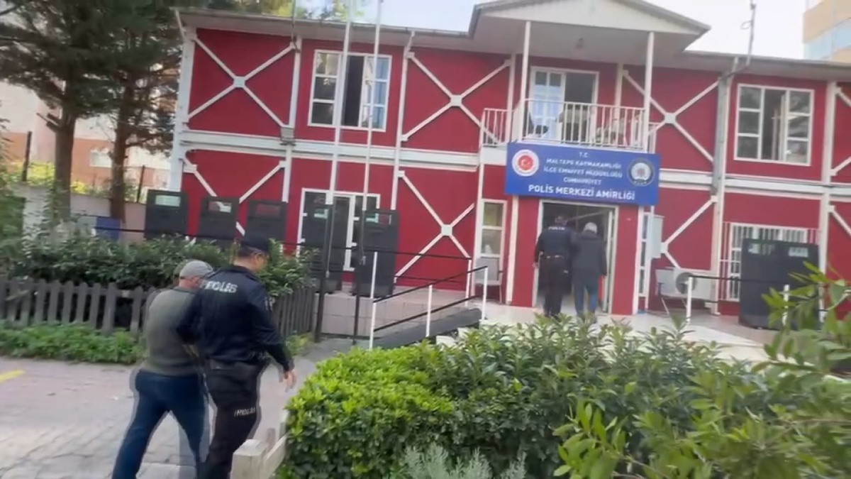 Maltepe\'de 7 katlı binanın 3 katı çöktü, 2 kişi öldü, 3\'ü çocuk 10 yaralı kurtarıldı